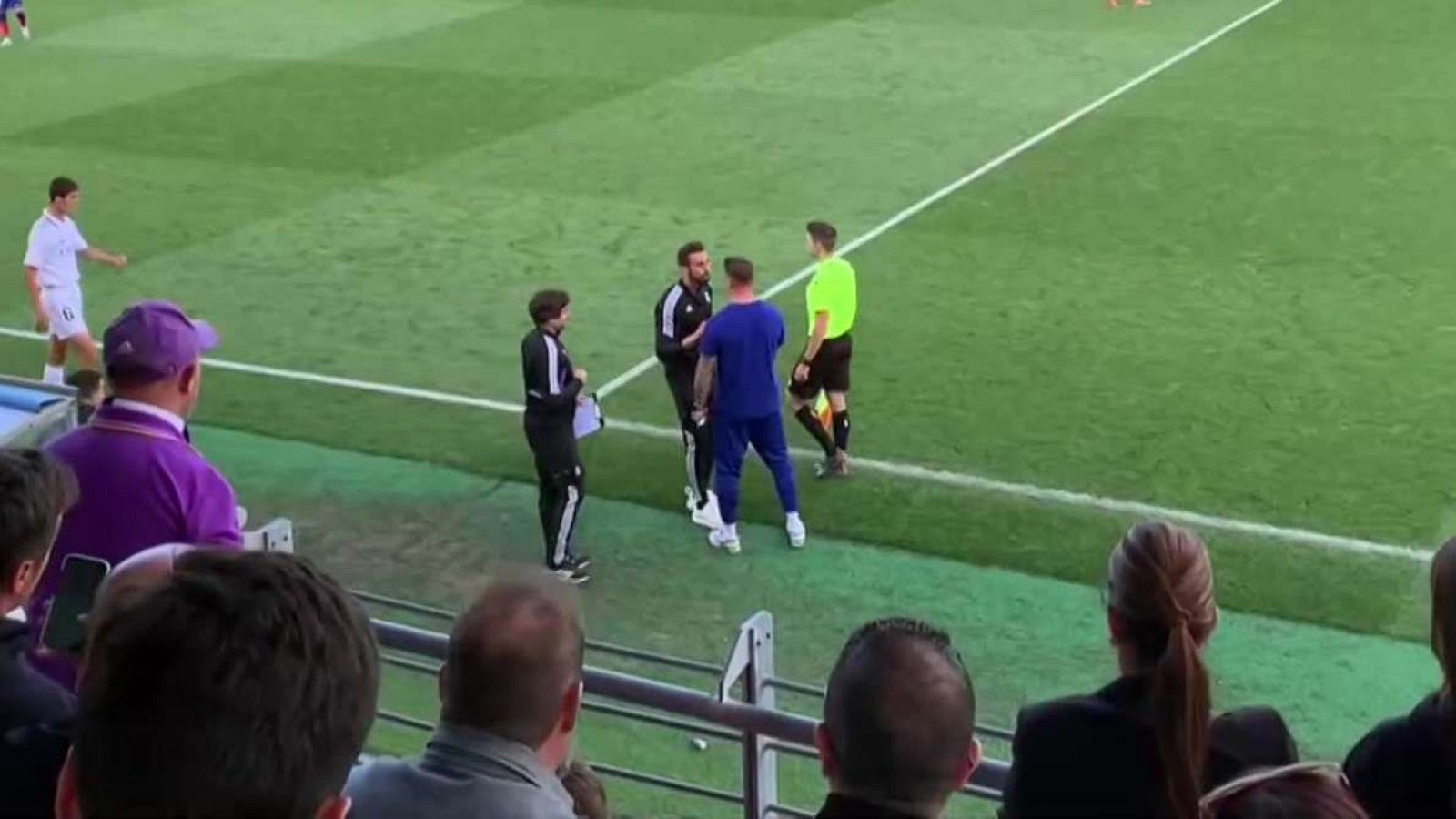 Máxima tensión entre Fernando Torres y Arbeloa en el derbi juvenil  - ver ahora