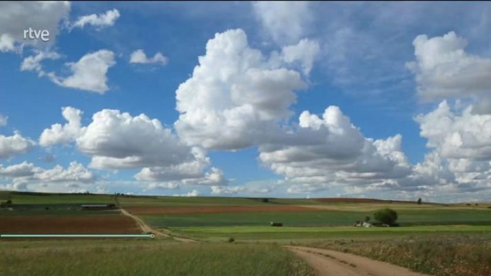 El tiempo - Intervalos de viento fuerte o muy fuerte en áreas del nordeste peninsular y en Menorca. Probabilidad de chubascos y tormentas localmente fuertes en Mallorca