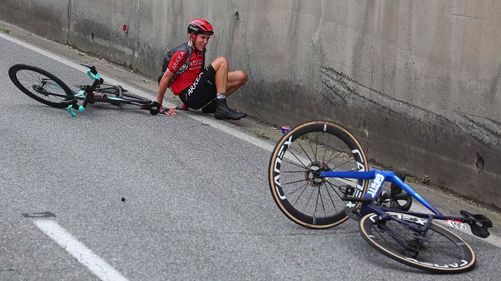 Ciclismo - La lluvia fue protagonista de la décima etapa del Giro y provocó esta aparatosa caída