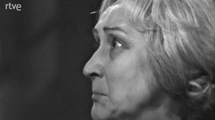 Estudio 1 - La señora Dowey luce sus medallas