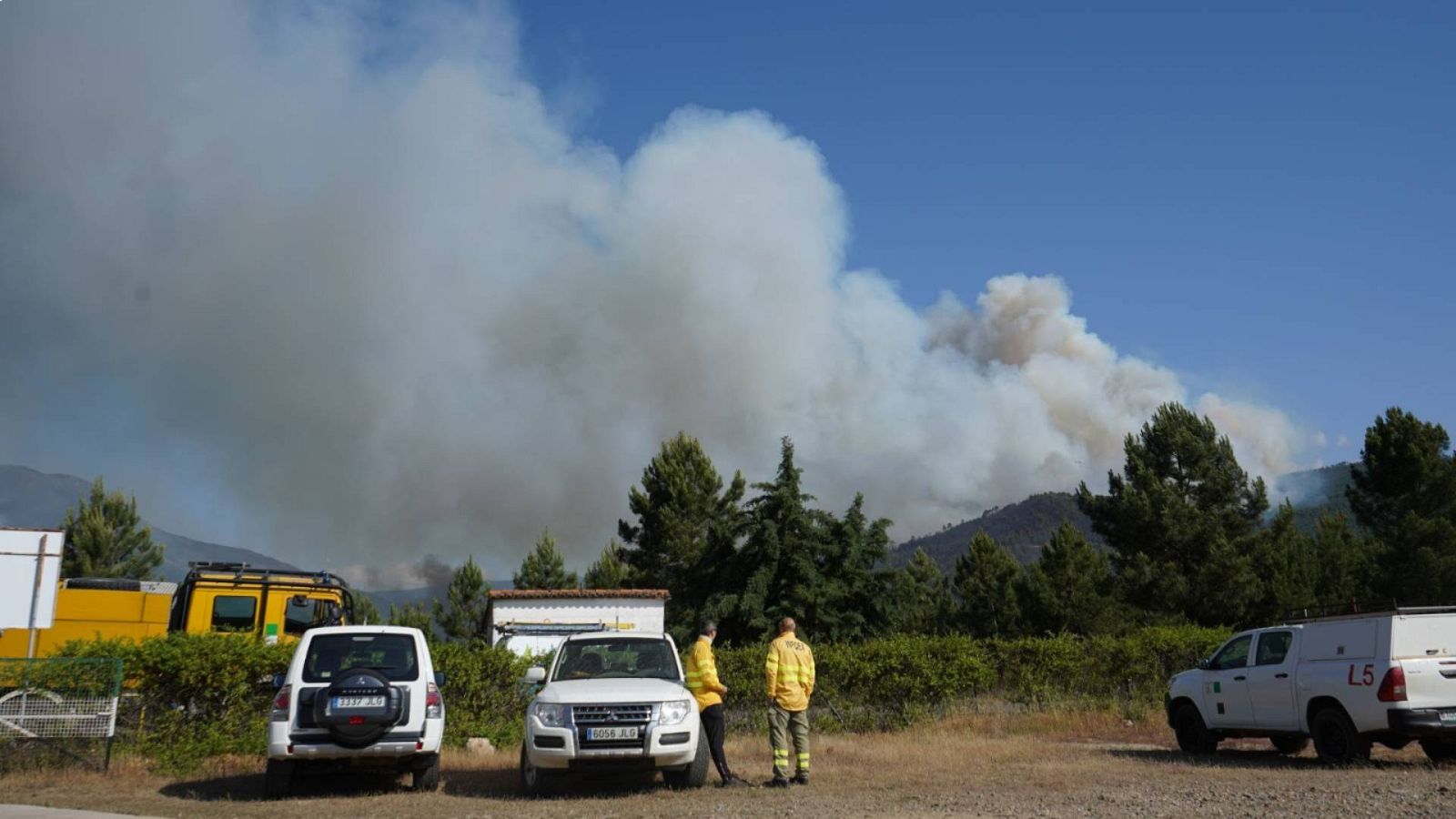 El viento dificulta las labores de extinción en el incendio de Pinofranqueado (Cáceres)
