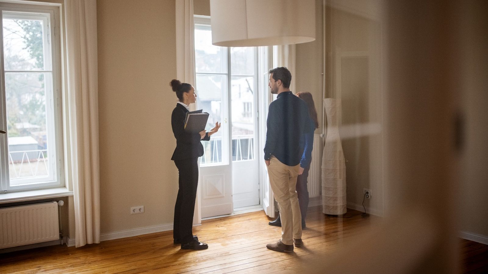 Los caseros pagarán los honorarios de las inmobiliarias: ¿qué supone para inquilinos y agencias?