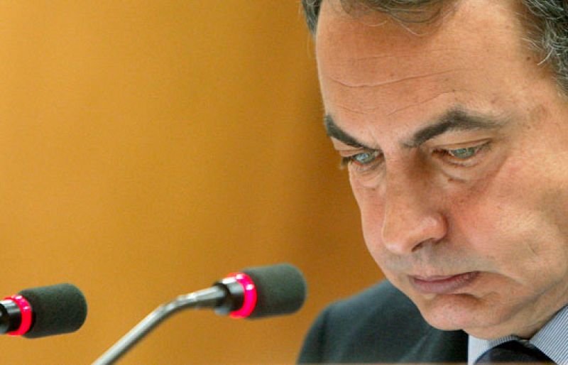 Antes de la sesión de control en el Senado Zapatero se reúne con el grupo socialista | Ver