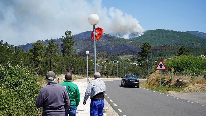 Hablando claro - Varios centenares de vecinos, desalojados por el incendio en Las Hurdes: "No hemos dormido nada, hemos cogido lo justo"