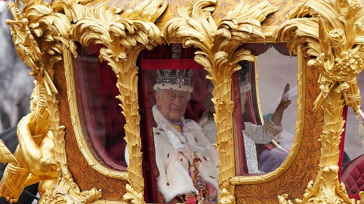 Telediario 1 - Una exposición parodia con humor e irreverencia la vida privada de la familia real británica