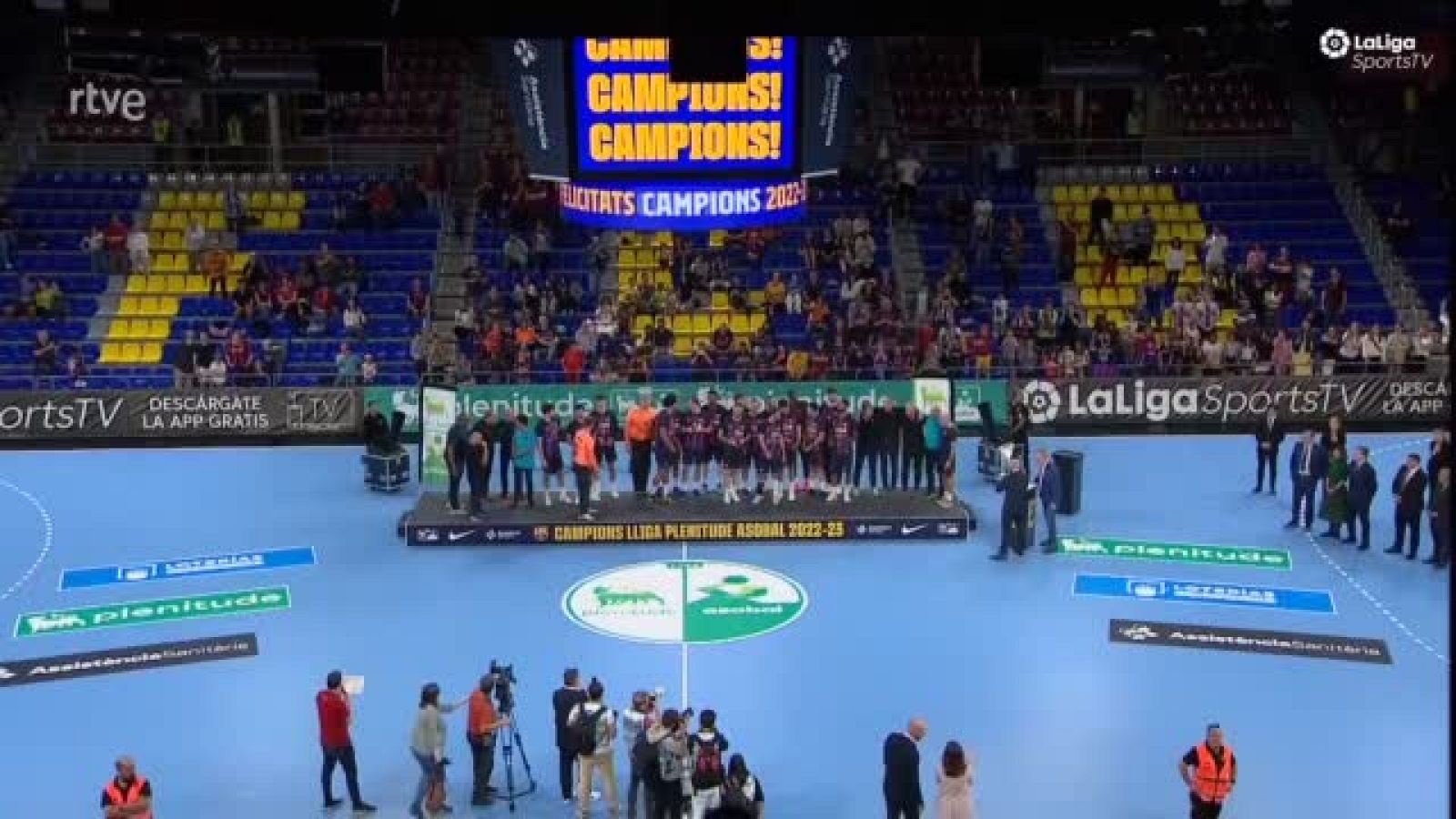 Liga ASOBAL | El FC Barcelona recibe el trofeo como campeón de liga por decimotercer año consecutivo