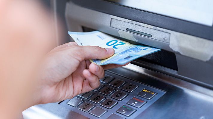 Telediario 1 - Ofrecer dinero a cambio de trasladar la nómina: la estrategia de los bancos para captar clientes