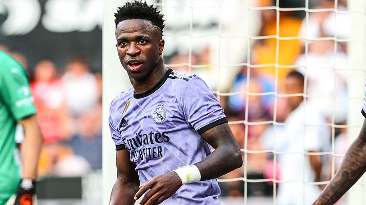 Telediario 2 - Vinicius, en redes sociales: "No es fútbol, es inhumano"