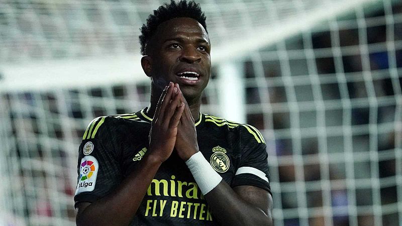 Detenidas cuatro personas por el muñeco contra Vinicius colgado en un puente de Madrid