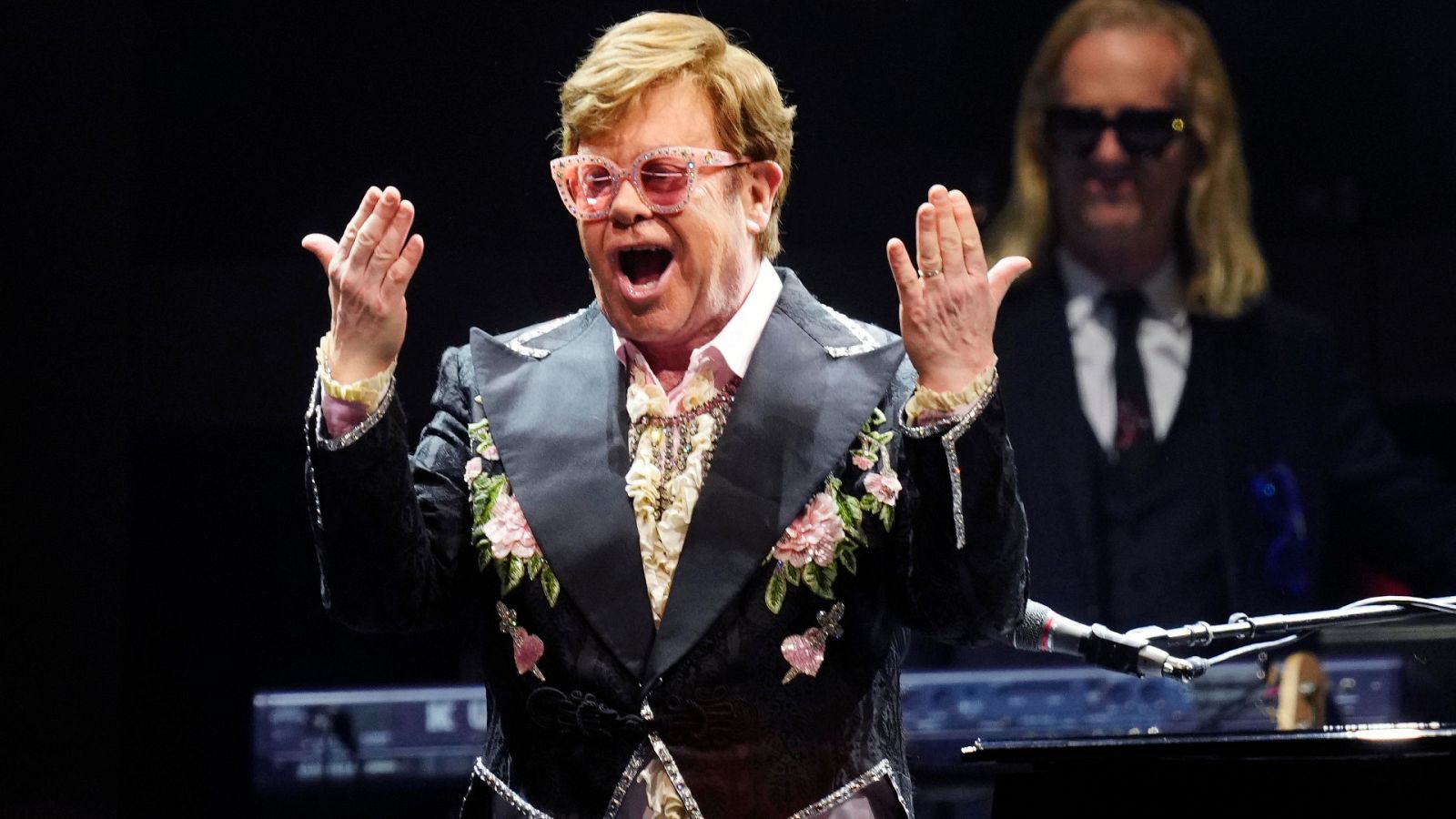 Gloriosa despedida de Elton John de su público en Barcelona | Ver