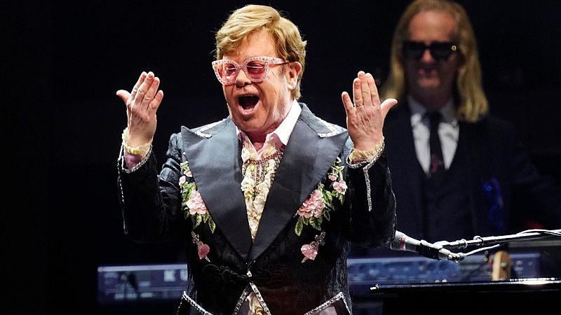 Gloriosa despedida de Elton John de su público en Barcelona | Ver