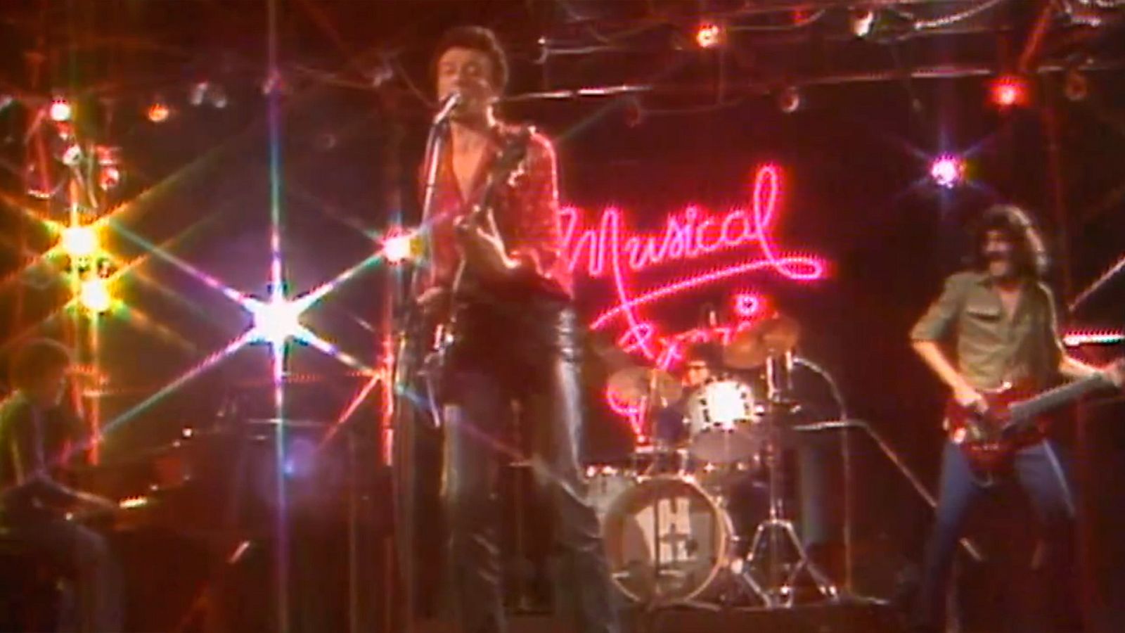 MUSICAL EXPRESS: Actuen Moris, Aute i Bonset de Sant Pedro (1 en català) és màster amb negres - Musical Express (català) | Veure