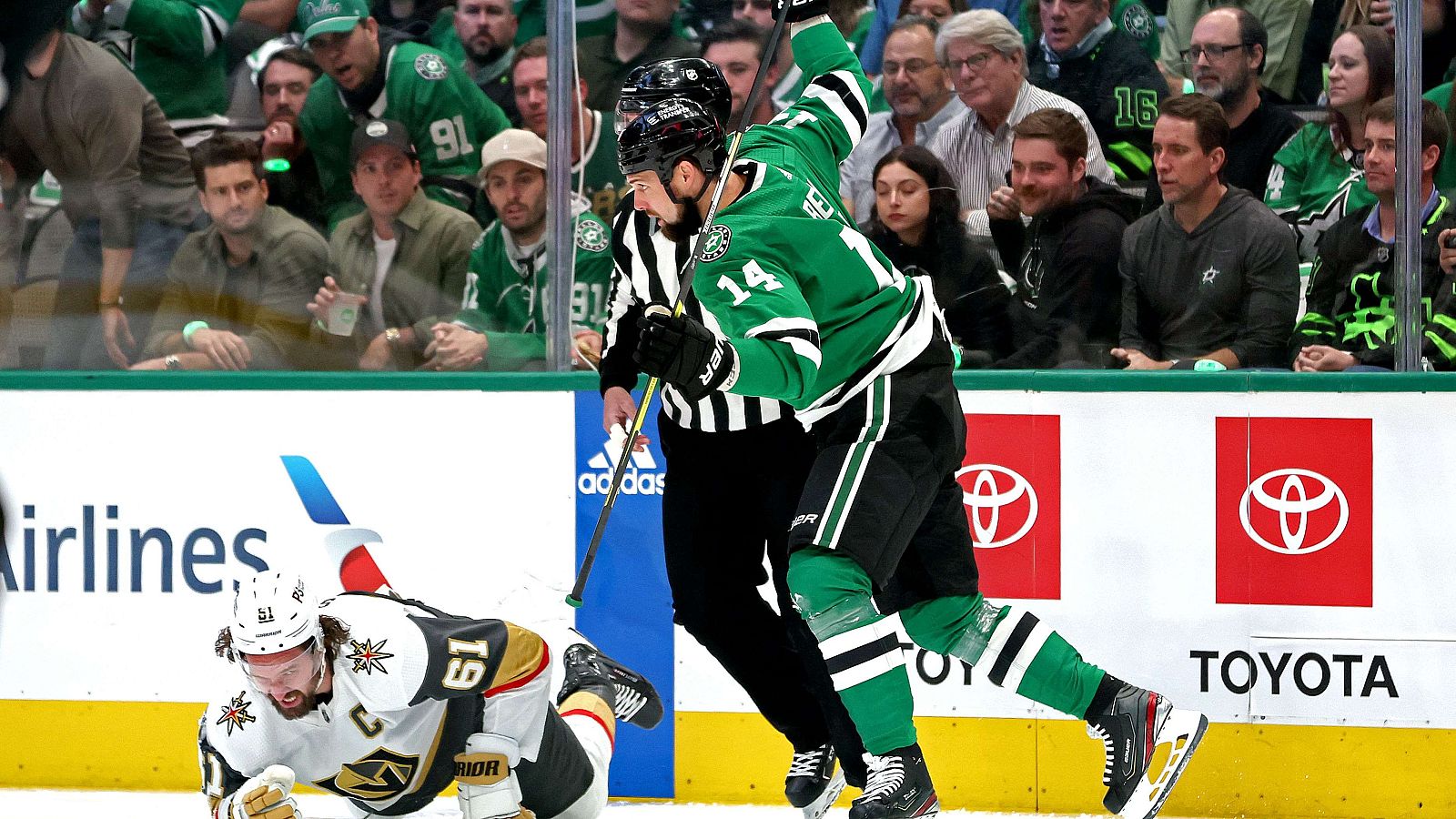 Jamie Benn le puso el stick en el cuello a Mark Stone durante el tercer partido de la final de la conferencia oeste - ver ahora