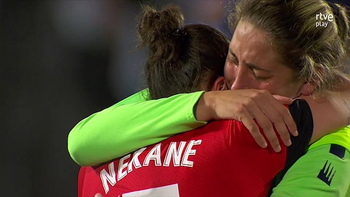 Fútbol - Las jugadoras del Athletic, desconsoladas por la derrota