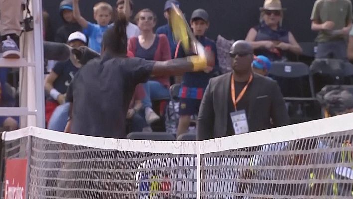 Tenis - Ymer paga su frustración con la silla del árbitro, rompe su raqueta y es expulsado del ATP de Lyon