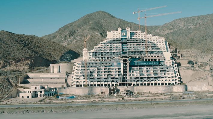 En portada - Preestreno de "Cadáveres de hormigón" en Play