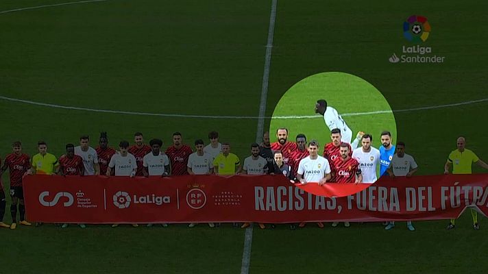 Telediario 2 - Diakhaby no posa con la pancarta contra el racismo