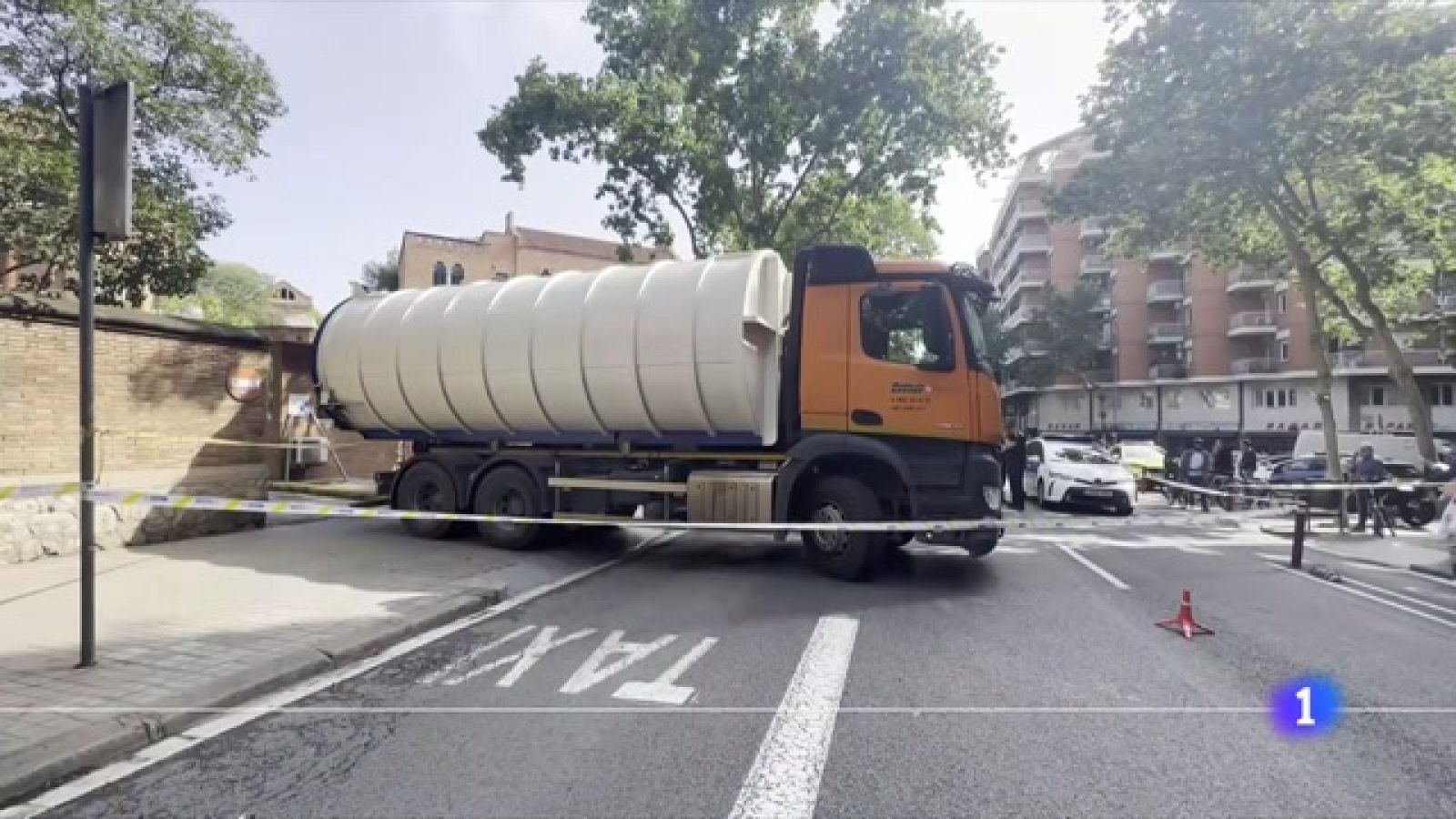 Un mort i una dona ferida pel xoc d'un camió contra un mur de Sant Pau - veure ara