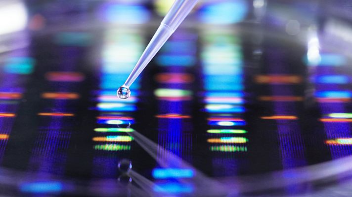 Telediario 2 - Un antibiótico descubierto con inteligencia artificial muestra su eficacia ante una de las superbacterias más mortales