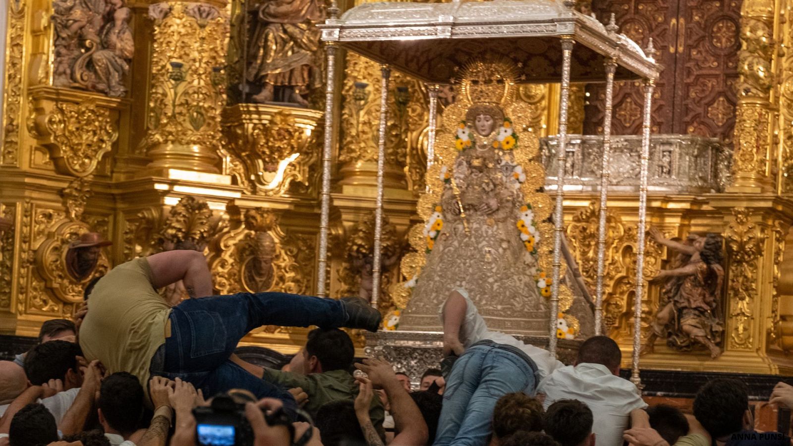 El salto de la reja en El Rocío 2023: diez minutos antes que el año anterior, a las 2.55 de la mañana - Ver ahora