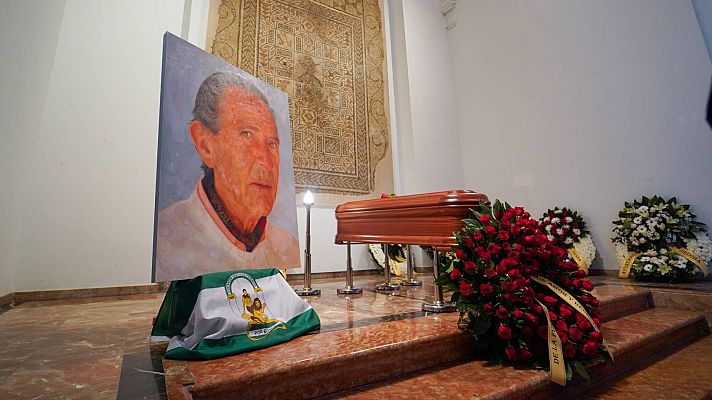 Telediario 1 - Centenares de personas dan el útlimo adiós a Antonio Gala en la capilla ardiente instalada en su fundación
