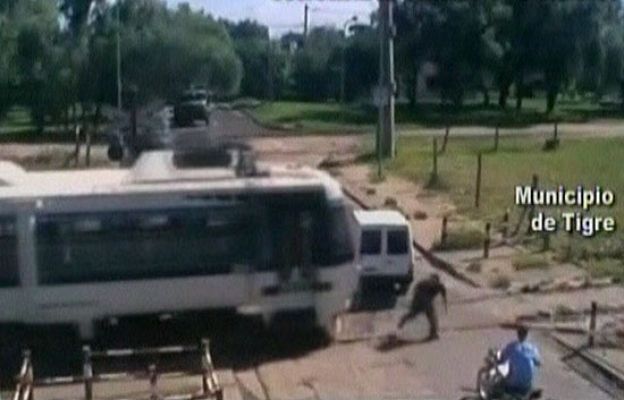  - Se salva del tren por segundos