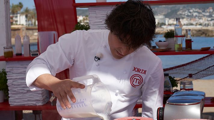MasterChef - Jordi Cruz se coloca la chaquetilla para salvar el cocinado