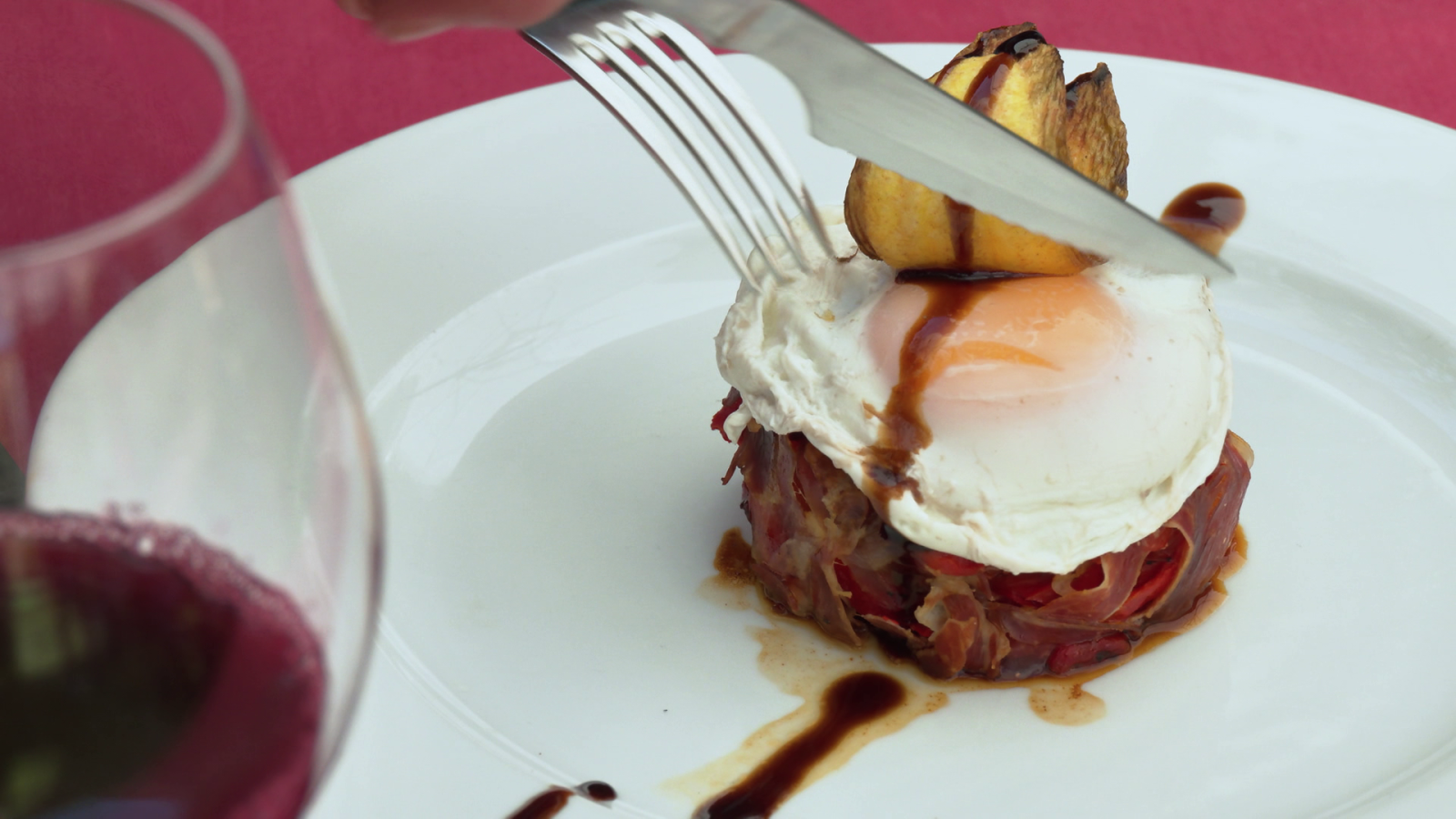 Rica mezcla de pimientos asados, jamón y huevo poché - Ahora o nunca | Ver