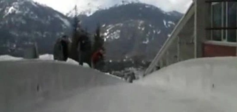 El piloto de skeleton Ander Mirambell baja por la pista de Whistler | Ver