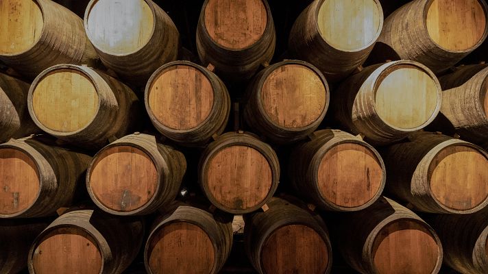 Telediario 1 - Destilación de crisis, el mecanismo excepcional para reducir las existencias en las bodegas de vino