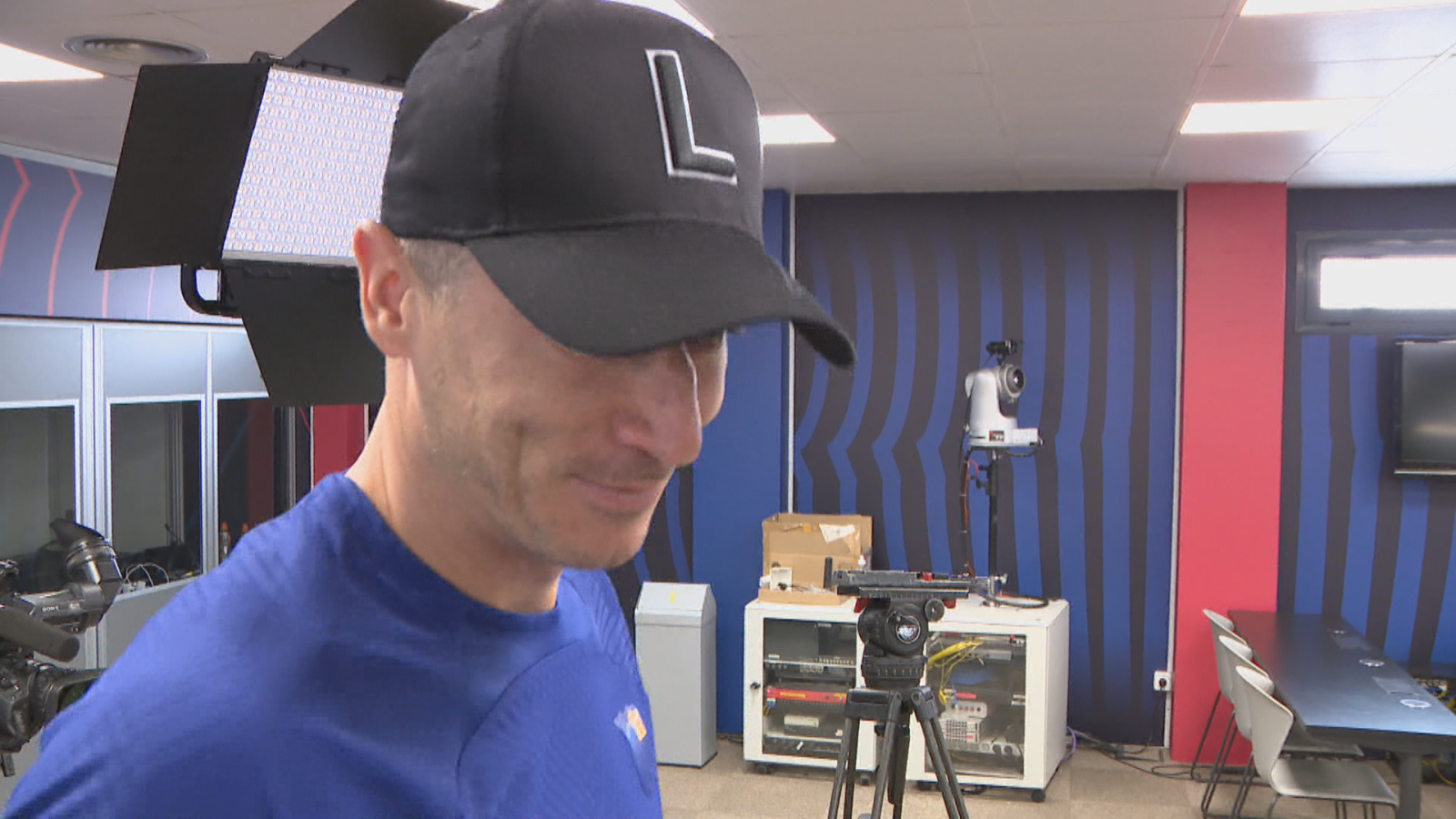 RTVE Le entrega la gorra de Alonso a Lewandowski | Ver