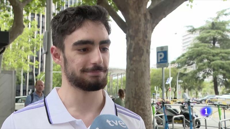 La afición del Bernabéu, sorprendida con el adiós de Benzema | Ver