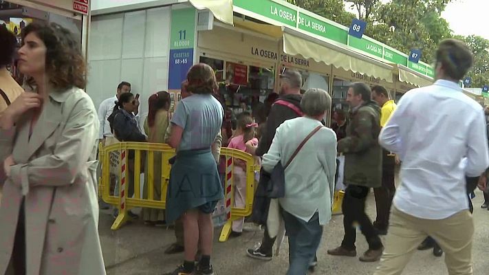 Telediario 2 - El lector y su escritor favorito: las firmas son el momento esperado de la Feria del Libro
