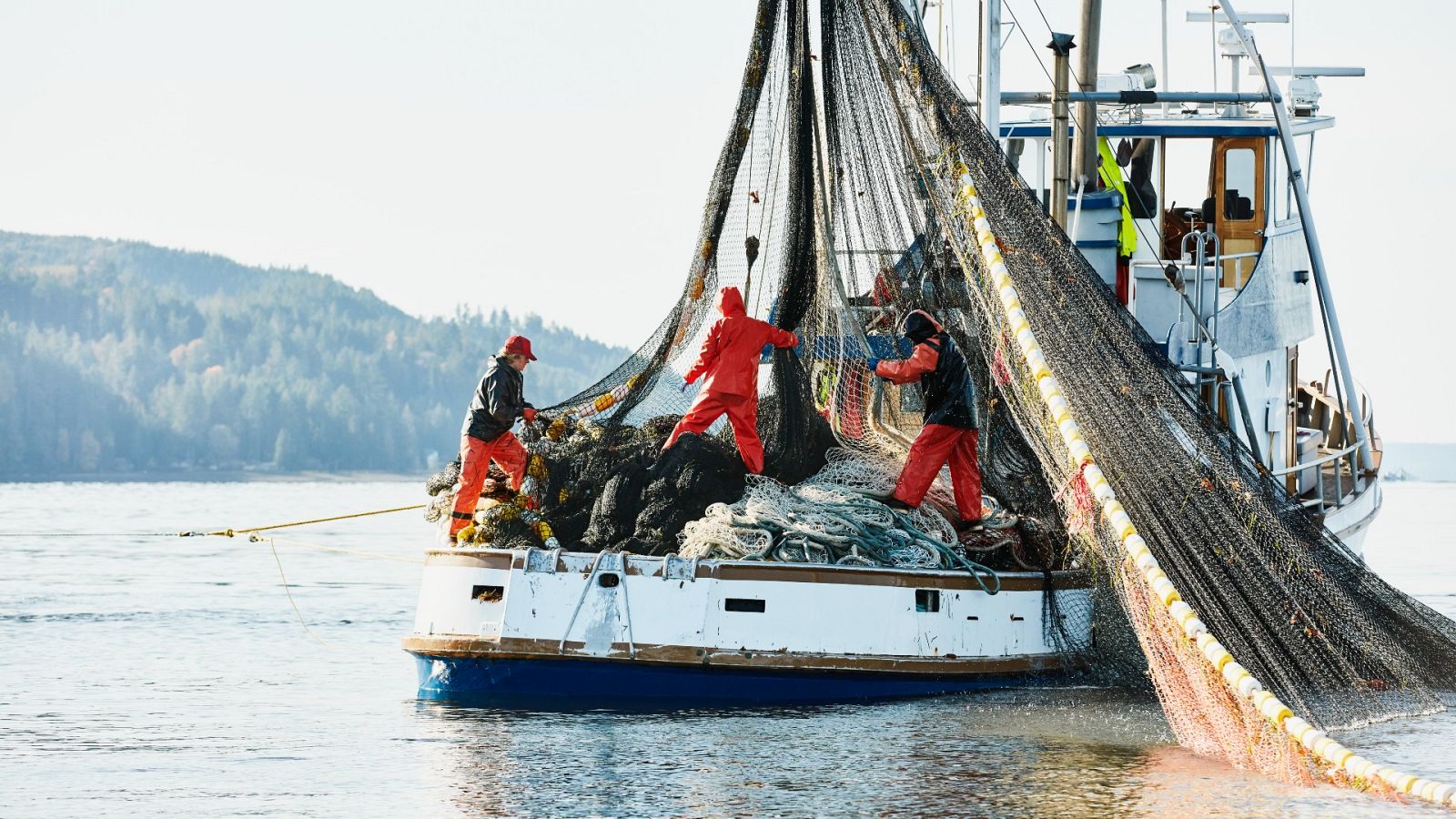Bruselas ha decidido aumentar el control al sector pesqueño con geolocalizadores y cámaras a bordo para detectar infracciones, algo que ha recibido críticas por parte del gremio.