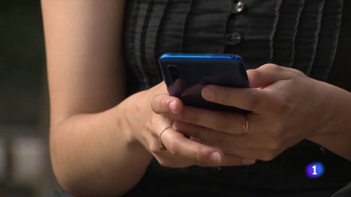 Telediario 1 - Espiar a la pareja con el móvil: el inicio de un delito de acoso y una modalidad de maltrato