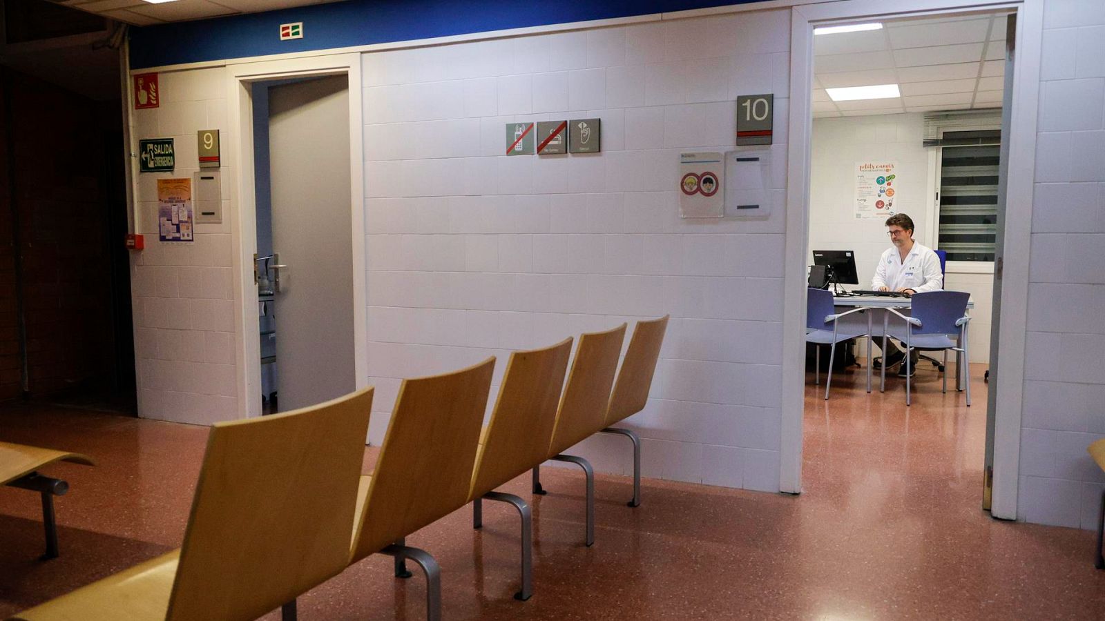 La afluencia de veraneantes obliga a reforzar los centros de salud