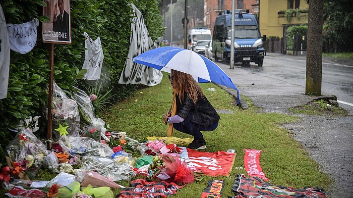 Telediario 1 - Los fieles de Berlusconi desafían la lluvia para rendirle homenaje en su residencia