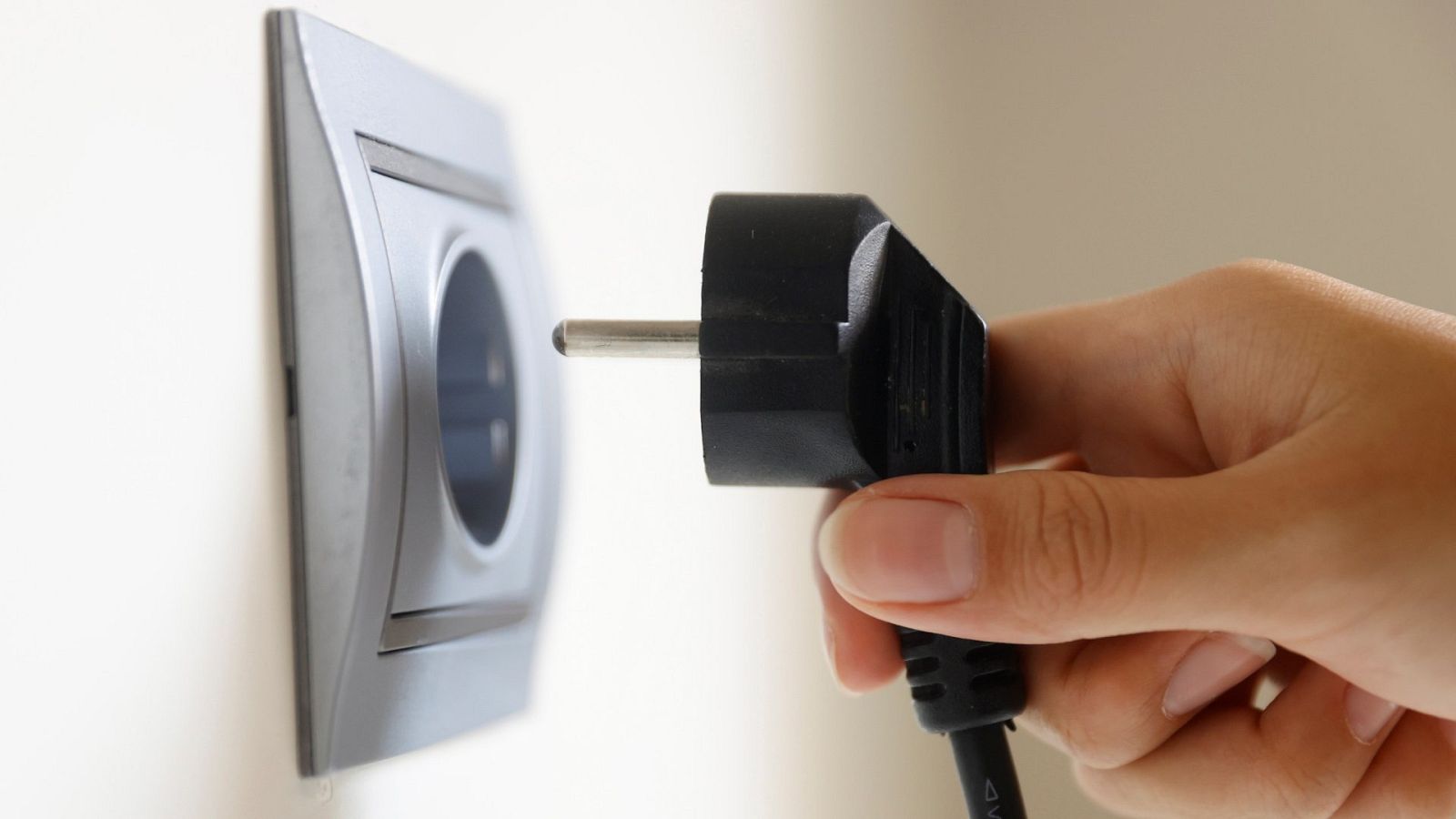 El Gobierno aprueba una nueva tarifa regulada de la luz para proteger a los consumidores de futuras volatilidades