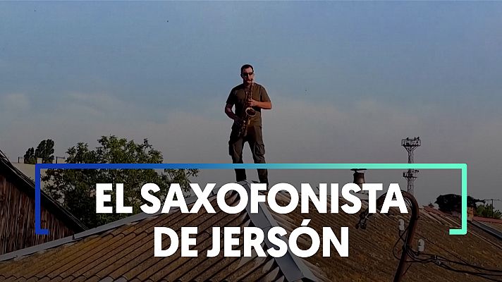 Modo Digital - Un voluntario toca el himno de Ucrania desde el tejado de una casa inundada