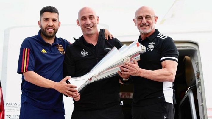 Informativo 24h - La selección aterriza en España con la copa de la Nations League