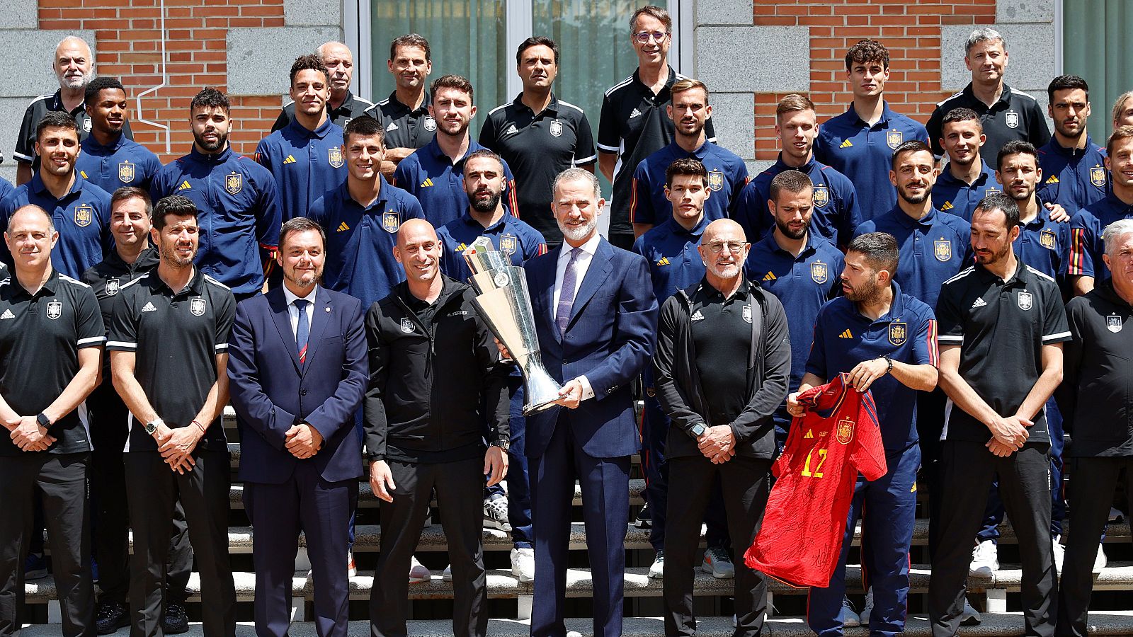 La selección visita Zarzuela para enseñar la Nations League al Rey - Informativo 24h | Ver