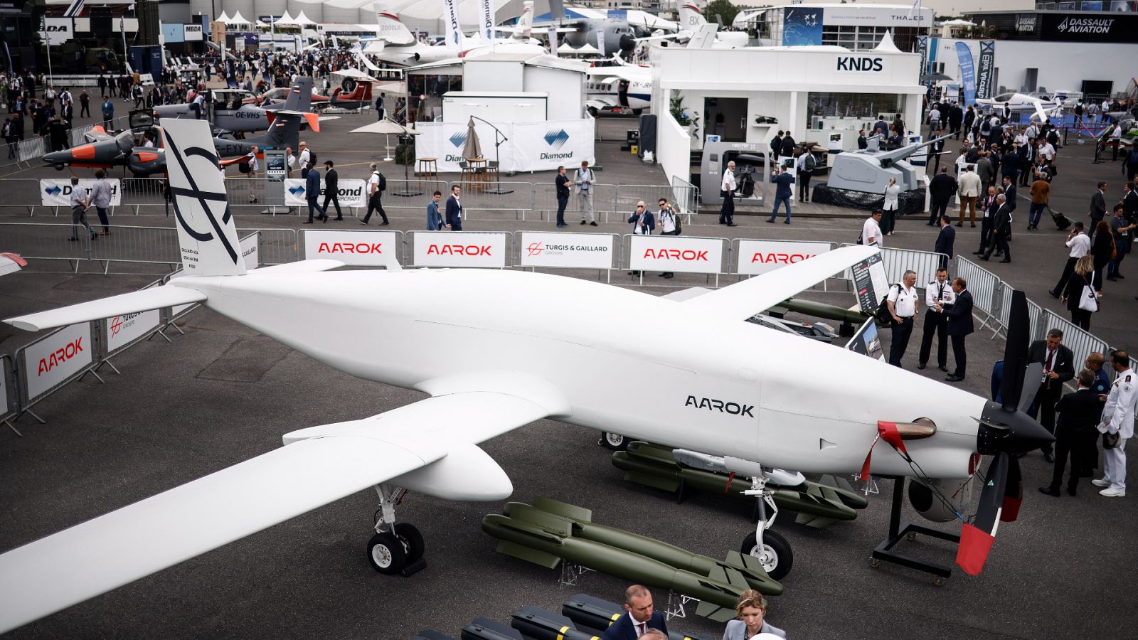 Vídeo: La Feria de la aeronáutica y del espacio de París, la más grande del mundo