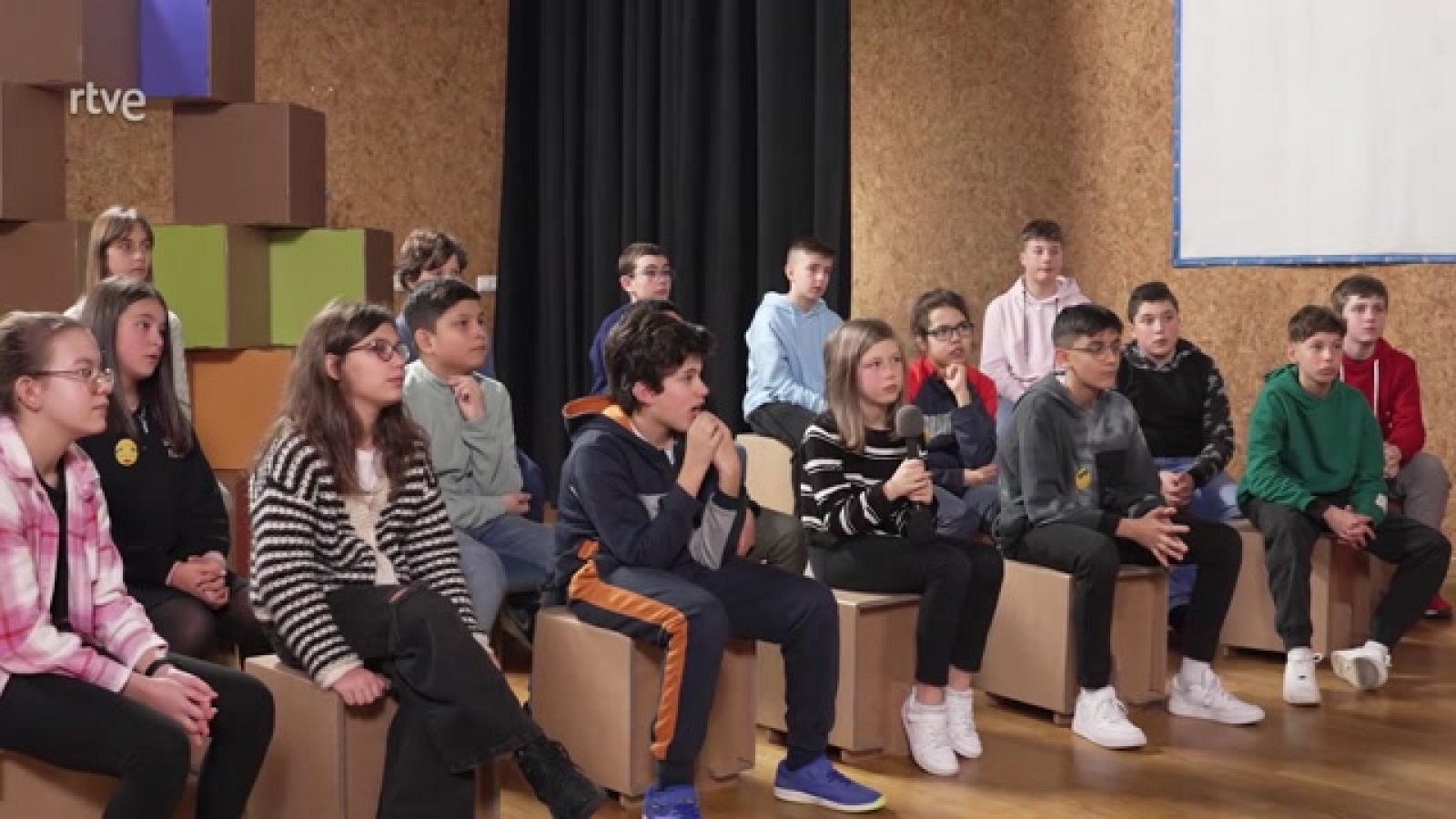 ¿Es más fácil comunicarse por emojis? - Aprendemos en Clan. El debate | Ver