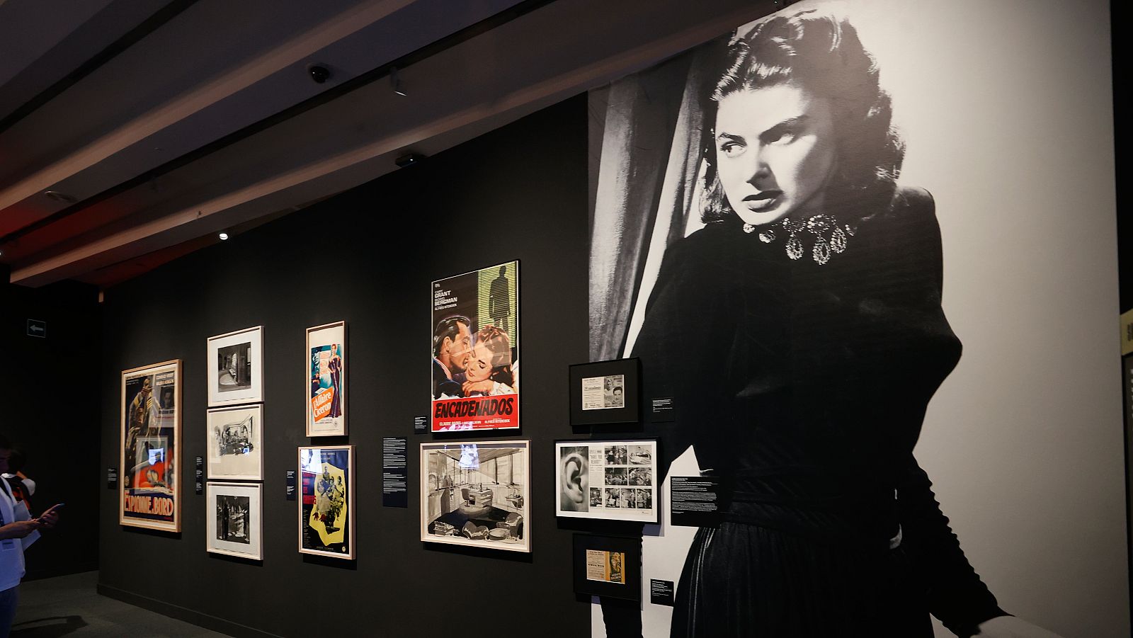 De James Bond a Edward Snowden: los objetos del cine de espías | Ver