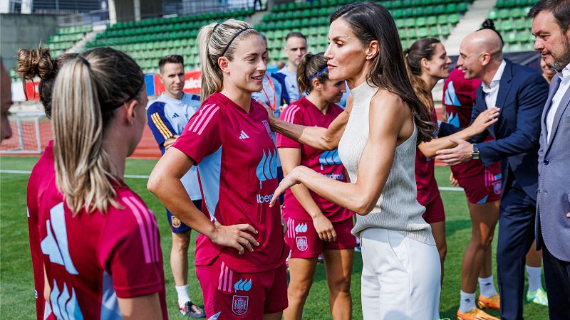 La reina Letizia despide a la selección: "Os lleváis a tierras lejanas el cariño de España"