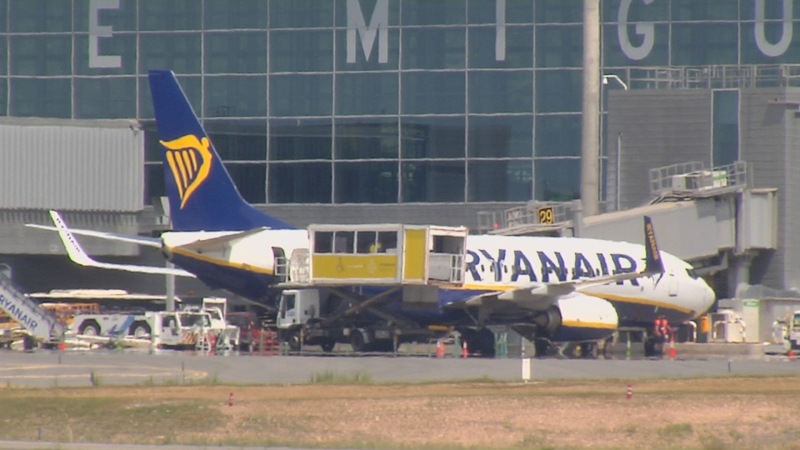 Un avión aterriza en Alicante con 30 pasajeros borrachos procedentes de Bristol