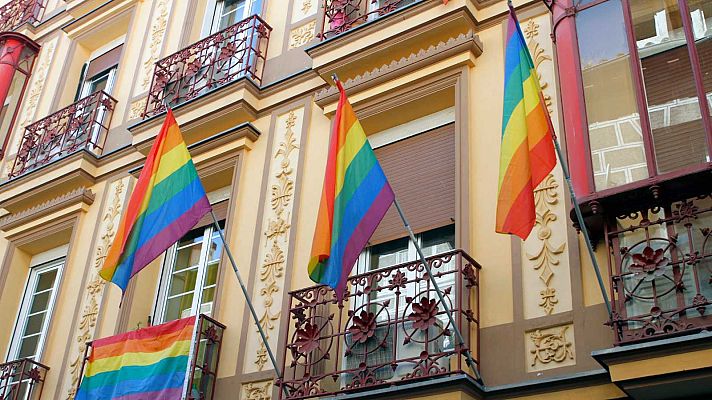 Telediario 1 - Vox denunciará al grupo socialista en Castilla y León si no retira la bandera LGTBI+ de las Cortes