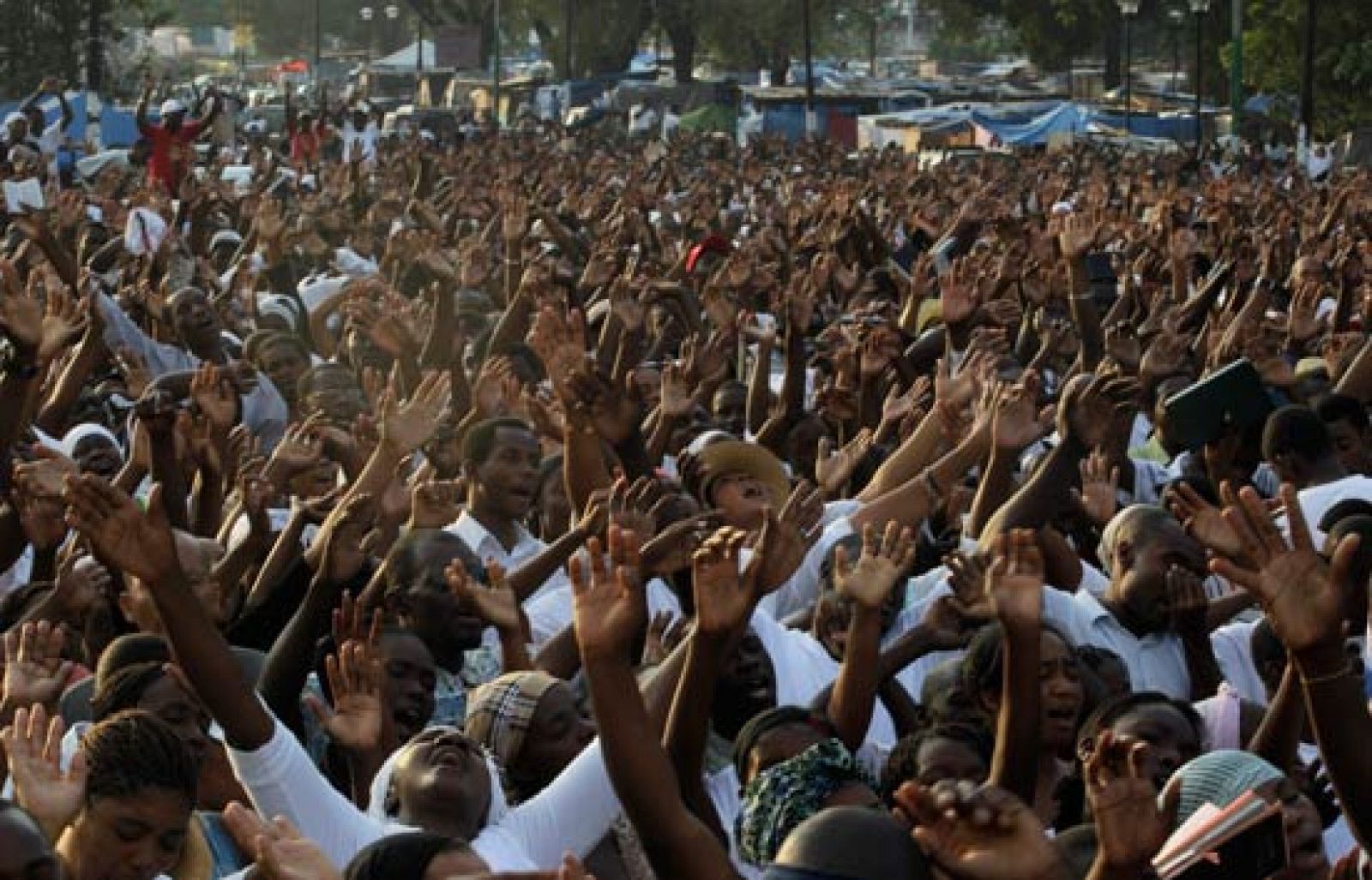 Los haitianos recuerdan en un acto masivo a las víctimas del terremoto | Ver