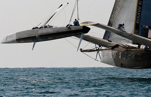  - El BMW Oracle vuela en Valencia