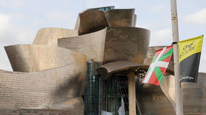 Telediario 1 - Bilbao da la bienvenida al Tour de Francia: "Ongi eTOURri"